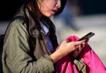 New York Mayor: Cellphone Bans in Schools Not Implemented Yet news-04092024-112758