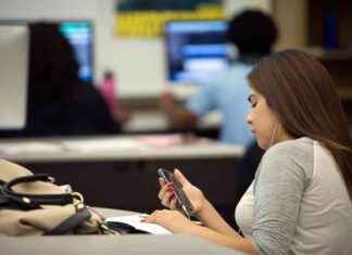 California Schools Implementing Cellphone Bans to Improve Student Focus and Engagement news-18092024-193733