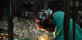 apprenticeships-vs-college-exploring-a-growing-trend-with-a-catch